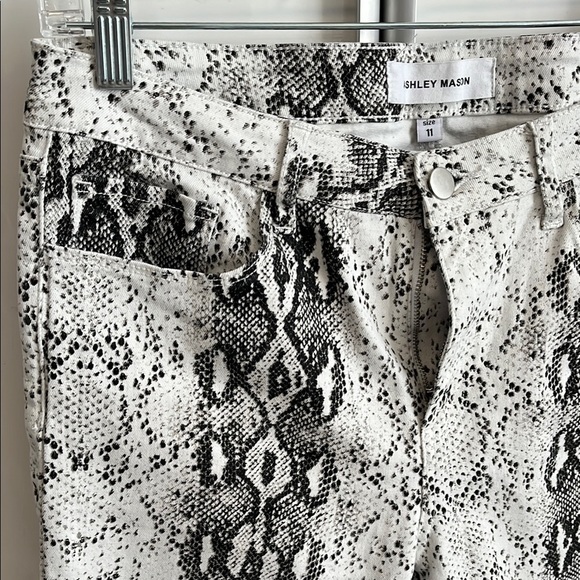 ASHLEY MASON NWOT Snakeskin Print Mid Rise Cropped Flared Denim Jeans, Size 11 - Picture 4 of 9